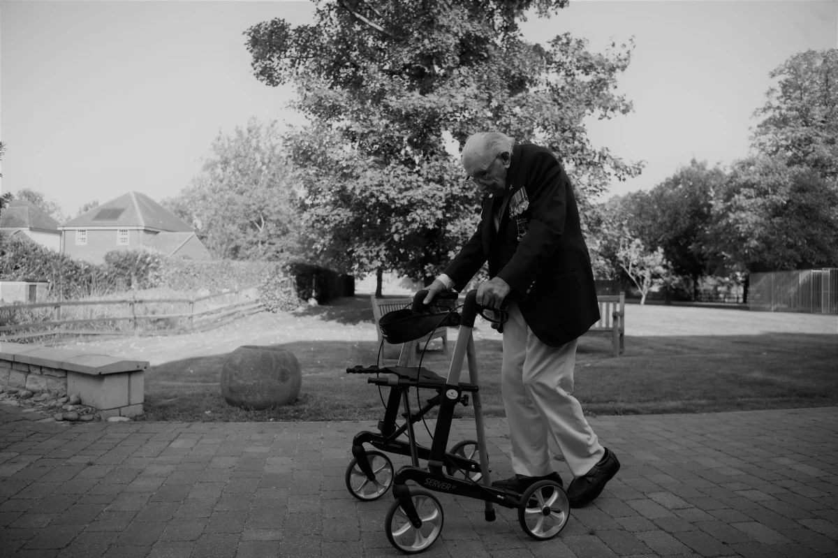 Nie żyje sir Tom Moore. Brytyjski weteran II wojny światowej zmarł w wieku stu lat. Na całym świecie kapitan Moore stał się znany dzięki temu, że na początku pandemii koronawirusa udało mu się zebrać miliony funtów na pomoc dla pracowników brytyjskiej służby zdrowia walczących z Covid-19.