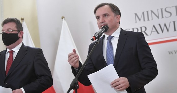 Solidarna Polska nie poparła uchwały rządu ws. polityki energetycznej Polski do 2040 r. Rzecznik rządu Piotr Müller poinformował PAP, że Rada Ministrów przyjęła uchwałę zdecydowaną większością głosów przy dwóch głosach sprzeciwu - Zbigniewa Ziobry i Michała Wójcika.