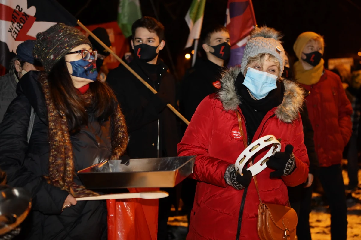 „Wychodzimy walić w gary” - pod taki hasłem w Łodzi odbył protest przeciwko zaostrzeniu przepisów aborcyjnych. Dziś część protestujących wyposażona była w garnki, patelnie, albo plastikowe butelki z monetami w środku. 