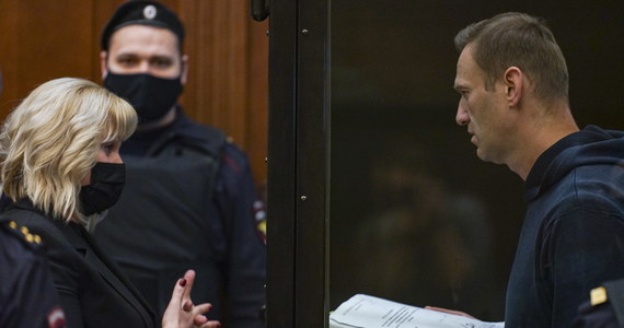 Szef dyplomacji USA Antony Blinken zaapelował we wtorek do Rosji, aby "natychmiast i bezwarunkowo" uwolniła opozycjonistę Aleksieja Nawalnego. Z podobnym apelem zwróciła się przewodnicząca Komisji Europejskiej Ursula von der Leyen. Prezydent Francji Emmanuel Macron potępił decyzję rosyjskiego sądu i dodał: "Brak zgody politycznej nigdy nie jest przestępstwem".