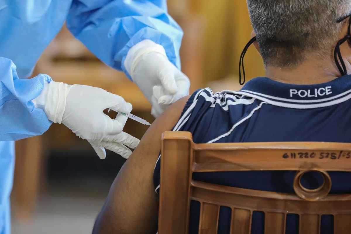 ​Szczepionka opracowana przez naukowców z Uniwersytetu Oksfordzkiego i firmę AstraZeneca nie tylko zapobiega przed zachorowaniem na Covid-19. Jak podkreślają naukowcy zmniejsza przenoszenie się koronawirusa. I to o 67 procent.