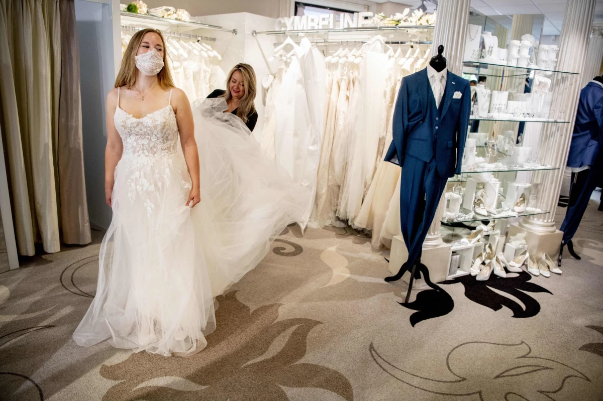 W czasach Covid-19 Polacy przekładają śluby i odkładają decyzje o posiadaniu dziecka - pisze środowa "Rzeczpospolita". Jak dodaje, w efekcie mamy spadek liczby urodzeń w 2020 r., który prawdopodobnie przełoży się też na rok 2021. 
