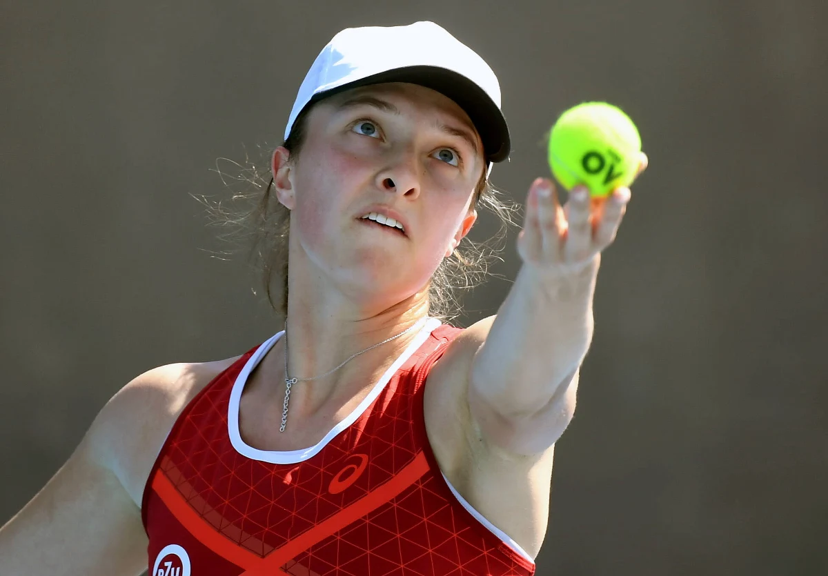 Iga Świątek przegrała z Jekateriną Aleksandrową 4:6, 2:6 w meczu trzeciej rundy turnieju WTA w Melbourne. Mecz trwał godzinę 19 minut. W poniedziałek Polka zaczyna występ w Australian Open.
