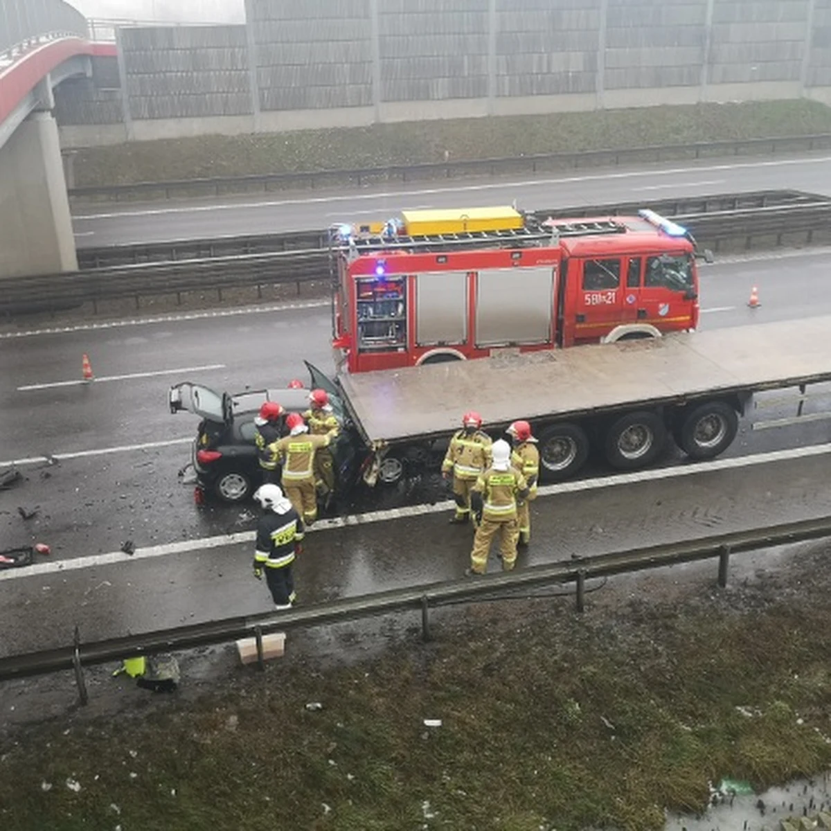 Trzy osoby zostały ranne w wypadku na Mazowszu na trasie S8 pomiędzy węzłami Janki i Opacz. Zdjęcia dostaliśmy na Gorącą Linię RMF FM. 