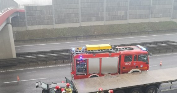Trzy osoby zostały ranne w wypadku na Mazowszu na trasie S8 pomiędzy węzłami Janki i Opacz. Zdjęcia dostaliśmy na Gorącą Linię RMF FM. 