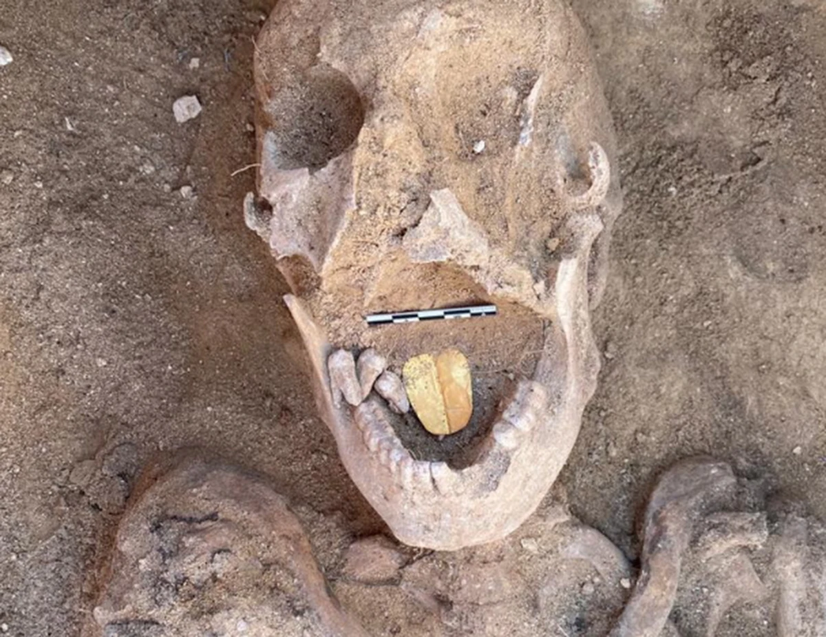 Archeolodzy znaleźli w Egipcie liczącą 2000 lat mumię. Nie byłoby w tym nic nadzwyczajnego gdyby nie fakt, że mumia ma złoty język, umieszczony w ustach.
