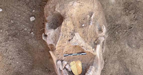 Archeolodzy znaleźli w Egipcie liczącą 2000 lat mumię. Nie byłoby w tym nic nadzwyczajnego gdyby nie fakt, że mumia ma złoty język, umieszczony w ustach.