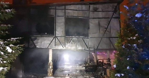 Policja w Skarżysku-Kamiennej zatrzymała 13-latka, który w poniedziałek podpalił restaurację nad zalewem Rejów. Chłopak przyznał się, jest w policyjnej izbie dziecka.