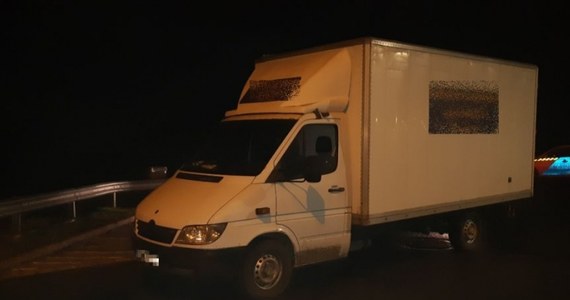 Polski kierowca wiózł w furgonetce 32 nielegalnych migrantów. Pojazd na węgierskich tablicach rejestracyjnych zatrzymano w pobliżu wsi Szatymaz niedaleko granicy z Serbią i Rumunią.