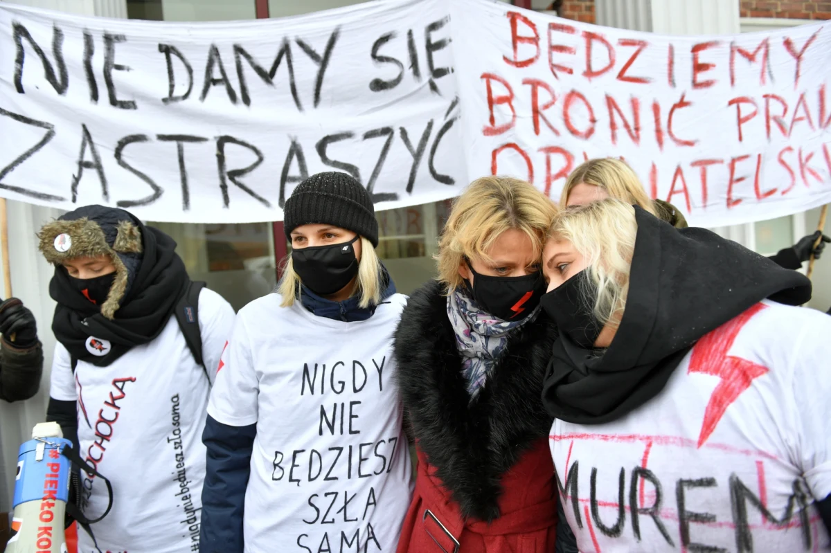 "Jesteśmy w momencie absolutnego koszmaru, faktem stał się prawie całkowity zakaz aborcji w Polsce, ale nie tracimy nadziei" - powiedziała liderka Strajku Kobiet Marta Lempart. Organizacje kobiece przedstawiły projekt ustawy dopuszczającej aborcję do 12. tygodnia ciąży bez pytania kobiety o powód.
