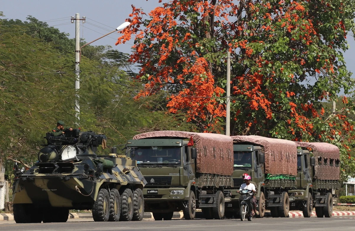 Narodowa Liga na rzecz Demokracji (NLD), którą wojsko odsunęło od władzy w Birmie, poinformowała w środę o nalotach na jej biura. Policja oskarża przywódczynię partii, Aung San Suu Kyi, o posiadanie nielegalnie sprowadzonego sprzętu radiowego.
