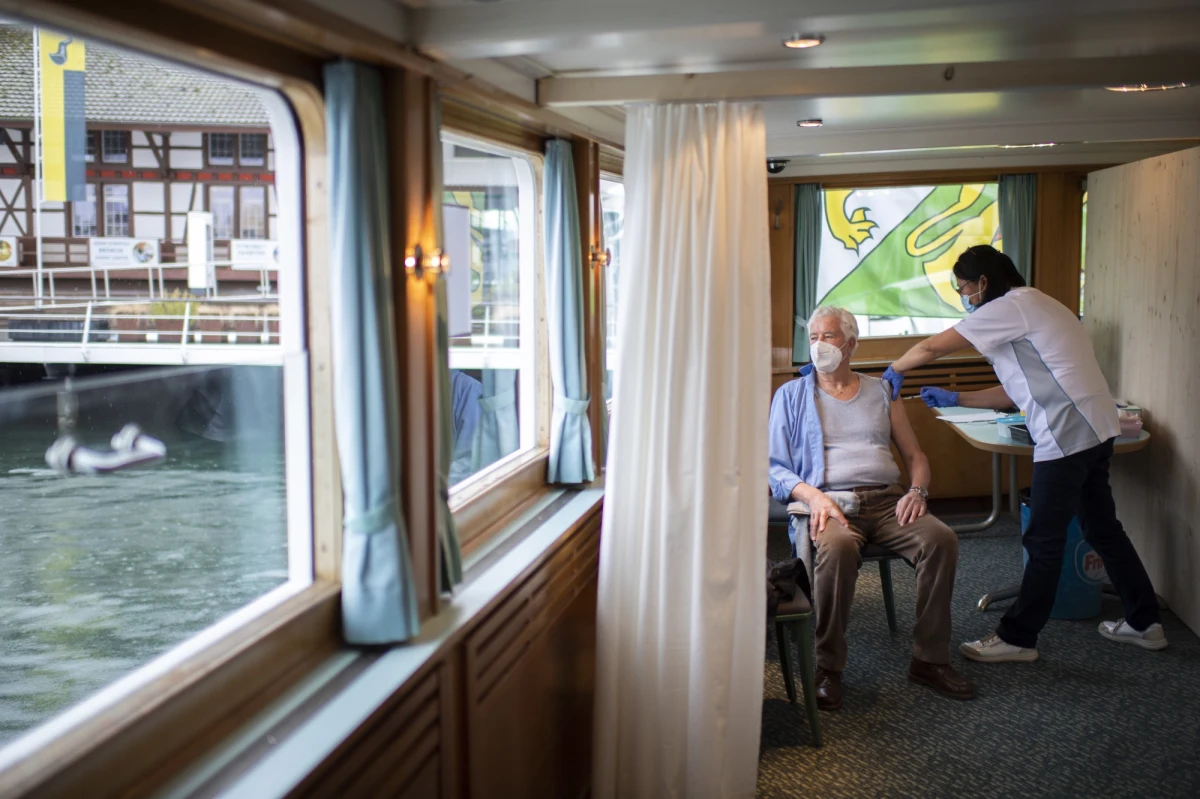 Mieszkańcy miejscowości ulokowanych wokół Jeziora Bodeńskiego mogą zaszczepić się przeciwko Covid-19 na stacji utworzonej na jachcie turystycznym. 