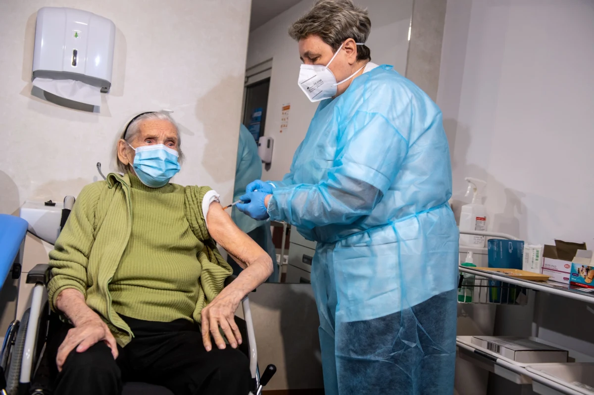 Helena Kaczmarek, która 10 lutego skończy 102 lata, przyjęła dziś w Szpitalu Tymczasowym w Łodzi pierwszą dawkę szczepionki przeciw Covid-19. Seniorka przyjechała na szczepienie razem z trzema córkami, które również się zaszczepiły. 