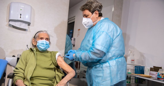 Helena Kaczmarek, która 10 lutego skończy 102 lata, przyjęła dziś w Szpitalu Tymczasowym w Łodzi pierwszą dawkę szczepionki przeciw Covid-19. Seniorka przyjechała na szczepienie razem z trzema córkami, które również się zaszczepiły. 