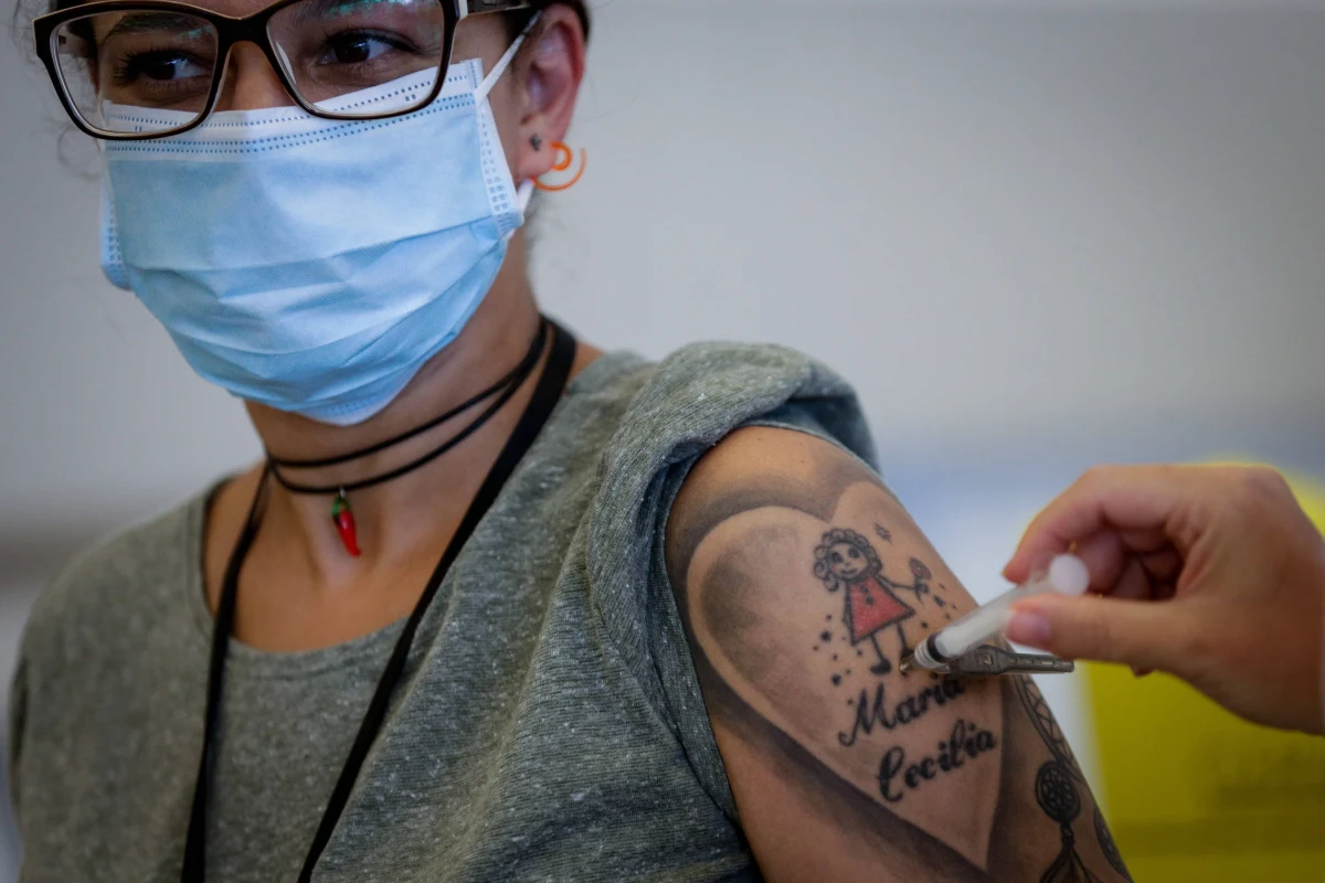 Wszyscy nauczyciele, niezależnie od wieku, zostaną szybciej zaszczepieni przeciwko Covid-19. Większość otrzyma szczepionkę AstraZeneca/Oxford, ci po 60. roku życia natomiast: preparat Pfizer/BioNTech lub Moderny.