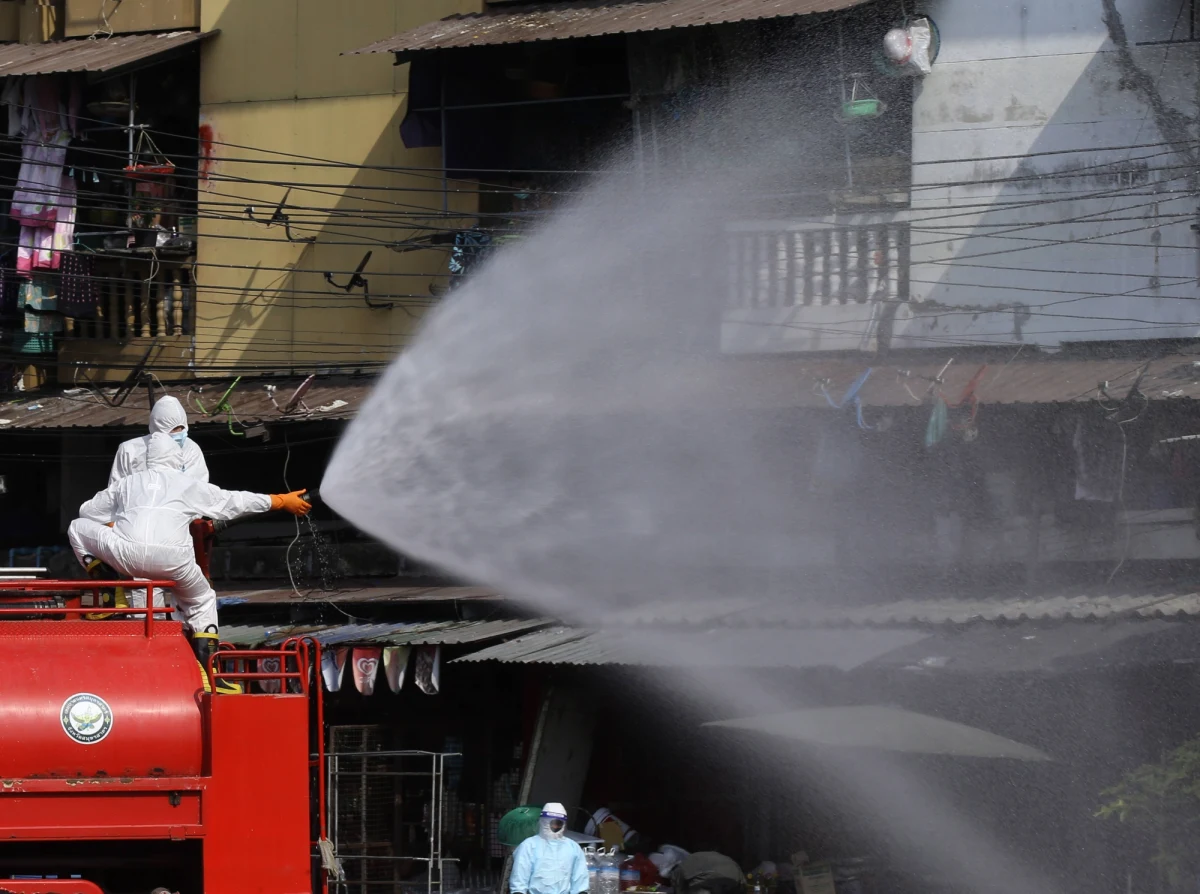 Światowa Organizacja Zdrowia powinna zmienić swoje zalecenia – apelują naukowcy. Rok po pandemii dowody są niezbite. Koronawirus SARS-CoV-2 przenoszony jest głównie drogą powietrzną – zakazić się można podczas rozmowy, kiedy wdychamy aerozole innej osoby. Zakażenie się wirusem w zetknięciu się z powierzchnią, na której występuje, choć prawdopodobne - wydaje się rzadkie.