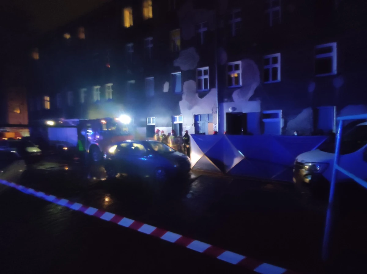 Tragedia we Wrocławiu: w pożarze kamienicy przy ul. Nowowiejskiej zginęło czterech mężczyzn. 