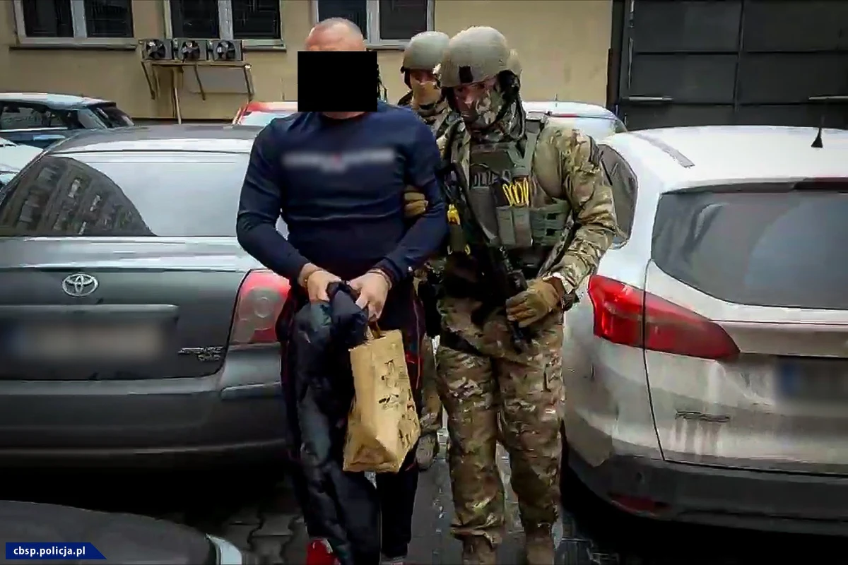 Funkcjonariusze Centralnego Biura Śledczego Policji zatrzymali pięć osób powiązanych ze środowiskiem pseudokibiców, m.in. Legii Warszawa, Widzewa Łódź i Elany Toruń. Wśród zatrzymanych jest Krystian K.,  ps. Tyson. Usłyszeli zarzuty wprowadzania do obrotu znacznych ilości marihuany.
