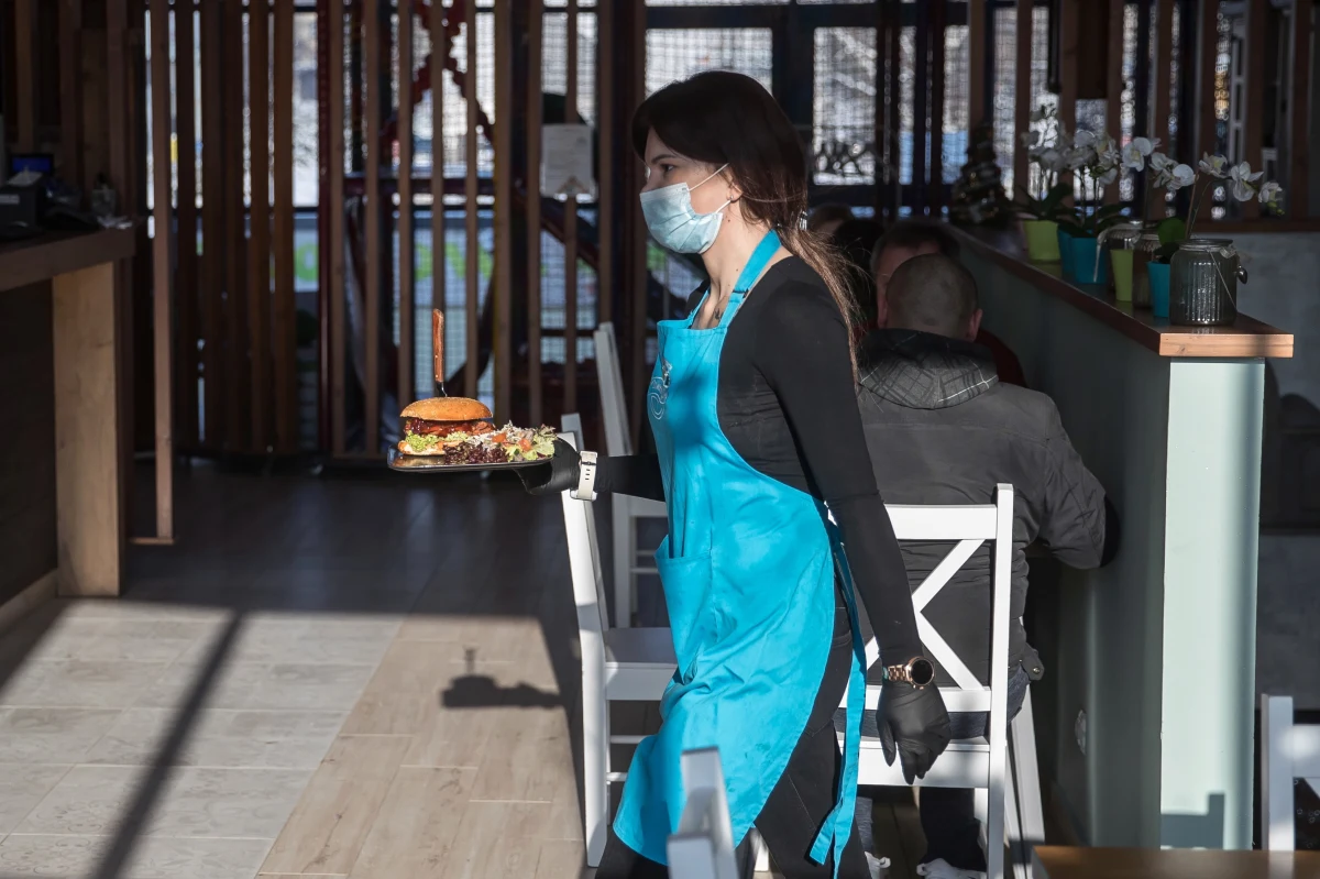 Co najmniej 215 skarg na kary administracyjne stosowane przez sanepid, wpłynęło do Wojewódzkich Sądów Administracyjnych w Polsce. Chodzi o wysokie grzywny, nawet do 30 tysięcy złotych. Nakładane były za łamanie obostrzeń epidemicznych. Ponad 60 kar zostało uchylonych, wiele postępowań nadal trwa. 