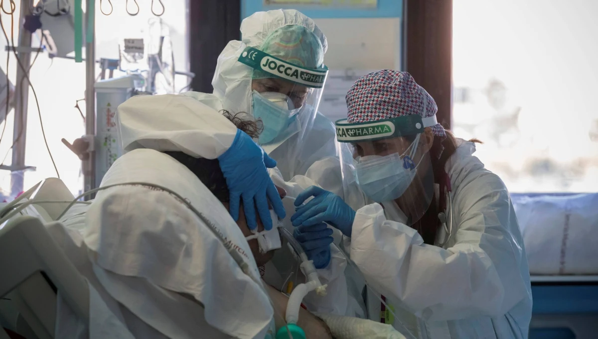 Na świecie istnieje obecnie około 4 tys. wariantów wirusa, który wywołuje Covid-19, więc wszyscy producenci szczepionek, w tym Pfizer i AstraZeneca, starają się ulepszyć swoje preparaty - powiedział brytyjski wiceminister zdrowia Nadhim Zahawi. 