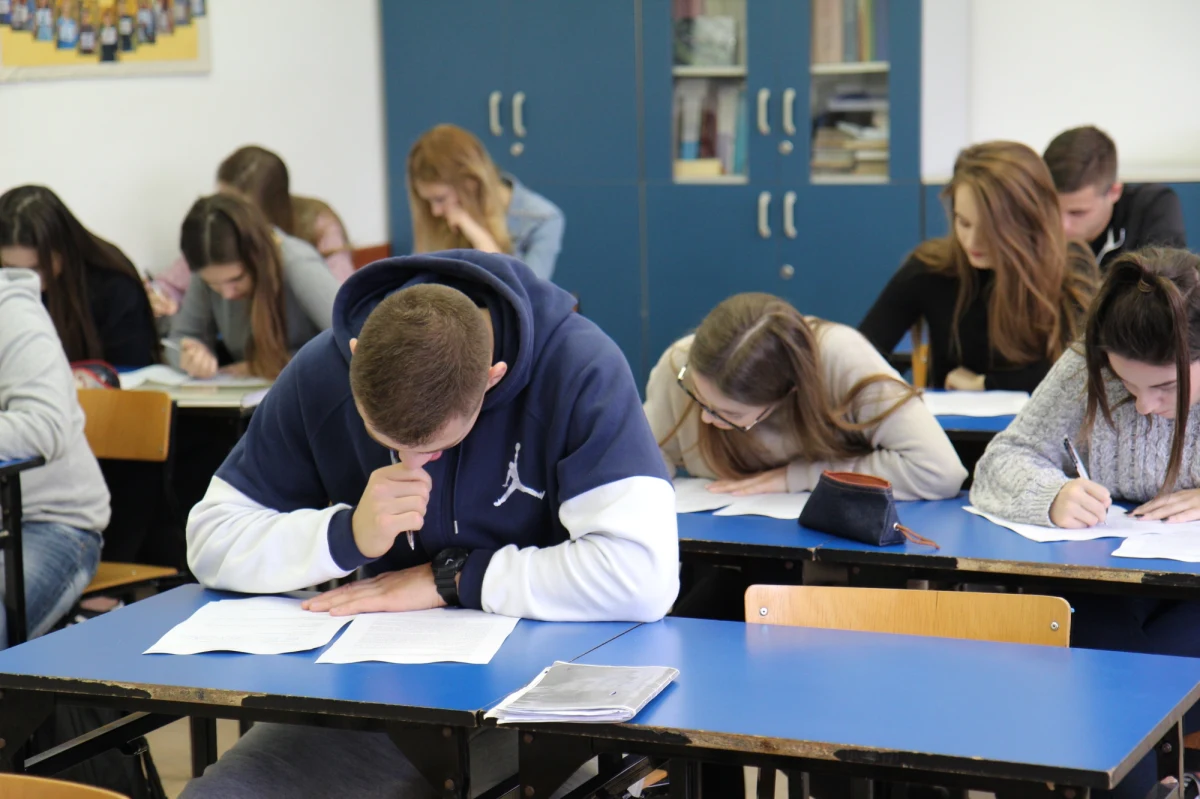 W ciągu najbliższych dwóch tygodni nie ma co liczyć na powrót do szkół kolejnych roczników - dowiedział się nieoficjalnie reporter RMF FM. Dziś o godzinie 15:30 minister edukacji i szef kancelarii premiera mają przedstawić plany dotyczące szybszych szczepień nauczycieli.