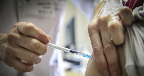W Wielkiej Brytanii rusza pilotażowy program, polegający na mieszaniu różnych szczepionek przeciw Covid-19 przy podawaniu pierwszej a potem drugiej dawki. Korzyści z takiego podejścia miały wykazać badania na zwierzętach. Gdyby test na ludziach pokazał, że działają prawidłowo, przyspieszyłoby to cały proces szczepienia. W Wielkiej Brytanii w użyciu dwa produkty koncernów Pfizer i AstraZeneca.