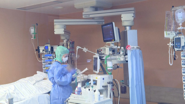 Klinika, która specjalizuje się w pneumologii, leczy pacjentów z ciężkimi postaciami Covid-19 na oddziale intensywnej terapii w mieście Gauting w niemieckiej Bawarii. Na 22 dostępne łóżka, połowa jest obecnie zajęta przez pacjentów z Covid-19.