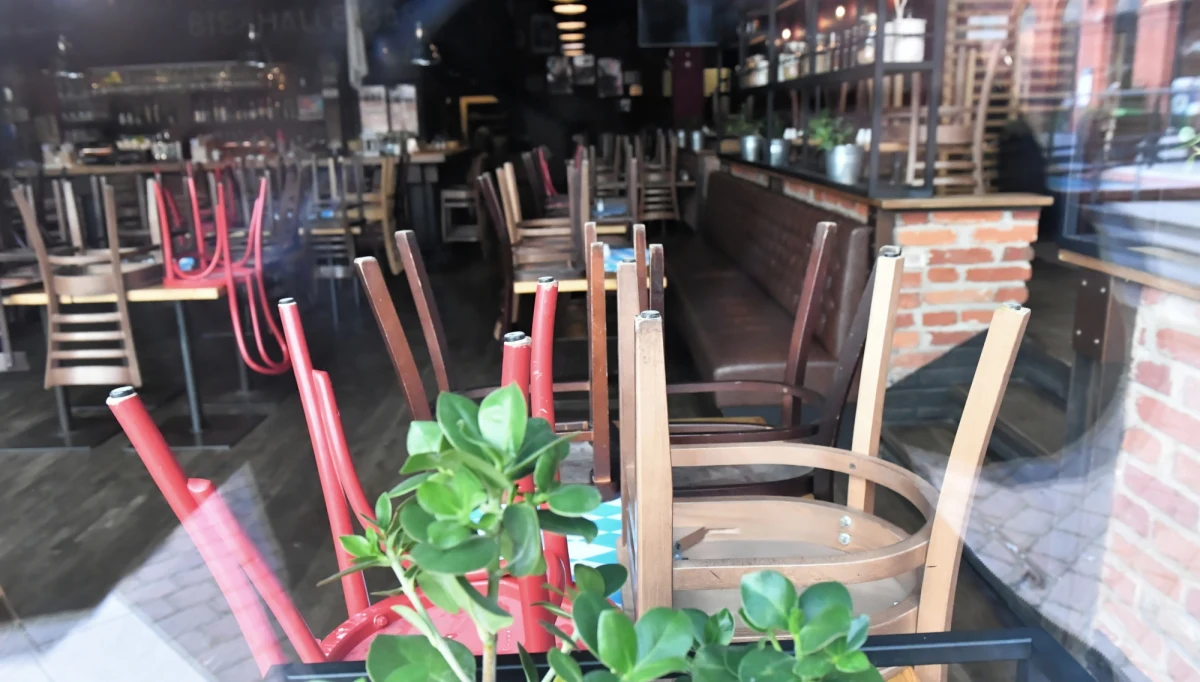 W piątek przekażemy perspektywę na kolejne dwa tygodnie dot. kwestii obostrzeń związanych z pandemią - zapowiedział premier Mateusz Morawiecki. Jak dodał, w związku z dużą liczbą zgonów w kraju i "szalejącą epidemią również wokół Polski", konieczna jest wytrwałość. 