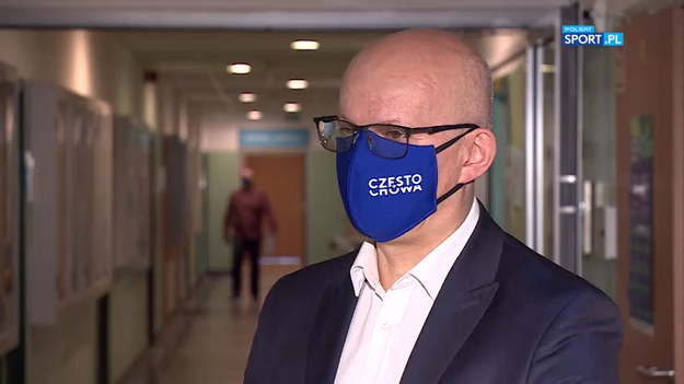 W załączonym materiale wideo rozmowa Krystiana Natońskiego z rzecznikiem Urzędu Miasta Częstochowy, Włodzimierzem Tutajem na temat budowy stadionu piłkarskiego dla Rakowa Częstochowa.