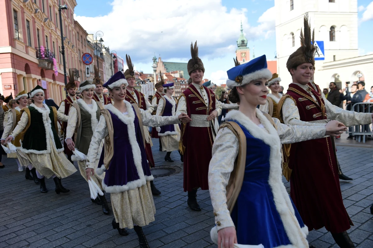 Promocja wydarzeń związanych z najpopularniejszym polskim tańcem oraz ukazywanie jego roli w polskiej tradycji to najważniejsze elementy ogólnopolskiej akcji, poświęconej działaniom na rzecz wpisania poloneza na listę reprezentatywną niematerialnego dziedzictwa kulturowego UNESCO.