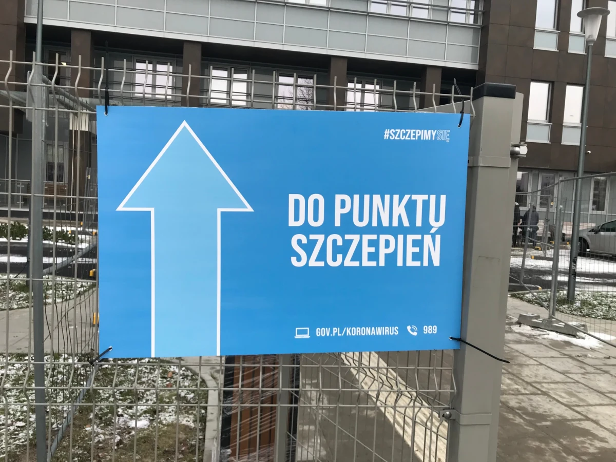 "To jest droga przez mękę! Rejestracja dla seniorów jest fatalnie zorganizowana. Musimy chodzić i prosić o szczepienie". Tak mówią rozgoryczeni seniorzy, którzy od rana próbują zapisać się na szczepienie przeciw Covid-19 w warszawskim Szpitalu Południowym. Wczoraj w tej placówce zwolniło się 100 terminów, dlatego dziś szpital odwiedza bardzo wielu seniorów, licząc na umówienie wizyty.