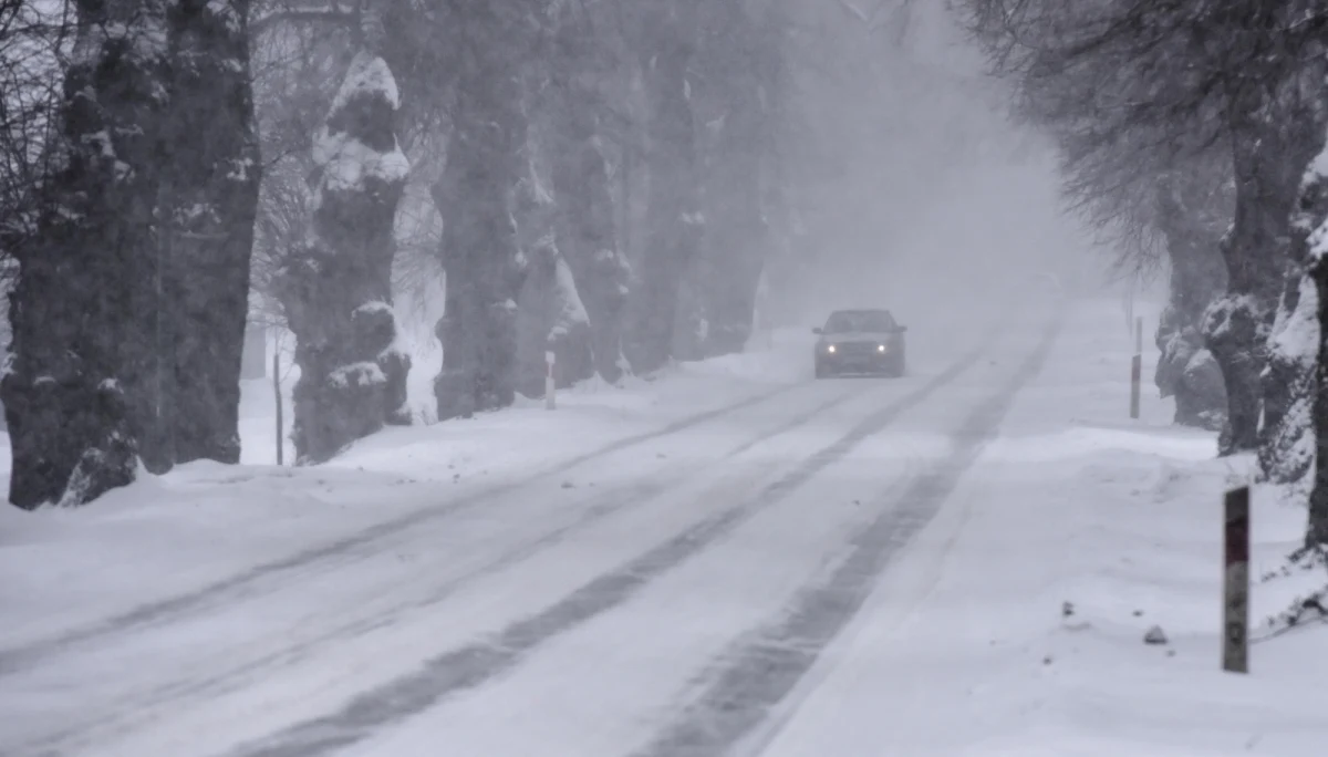 Czwartkowy wieczór może być niebezpieczny dla kierowców na drogach południowej Polski. Na południe od linii Warszawa - Łódź - Środa Wielkopolska - Świebodzin występuje lub wystąpi oblodzenie, a silny mróz pojawi się na wschodzie Mazur i w północnych powiatach województwa podlaskiego - ostrzega IMGW. 