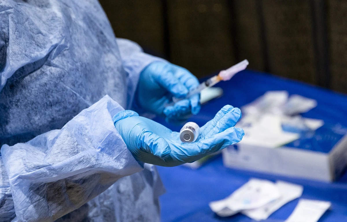 Czy seniorzy i inne osoby z grup ryzyka zakażeni Covid-19 są bardziej narażeni na powikłania po zaszczepieniu koronawirusem? To jedno z wielu pytań naszych słuchaczy do ekspertów, które zbieramy od początku akcji szczepień przeciwko Covid-19.