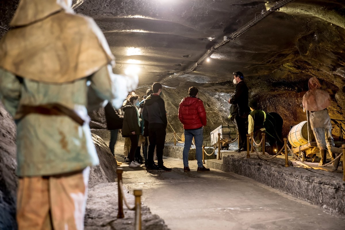 Po trzech miesiącach przerwy spowodowanej obostrzeniami związanymi z pandemią koronawirusa Kopalnia Soli "Wieliczka" jest znów dostępna dla turystów.