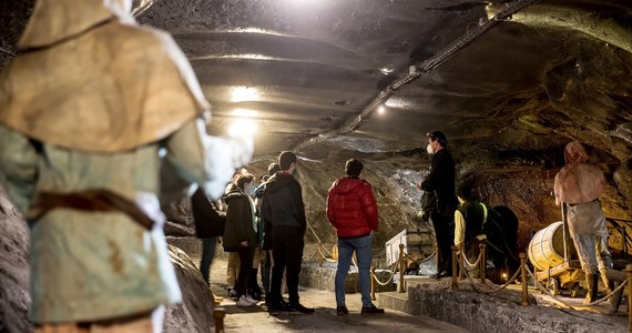 Po trzech miesiącach przerwy spowodowanej obostrzeniami związanymi z pandemią koronawirusa Kopalnia Soli "Wieliczka" jest znów dostępna dla turystów.