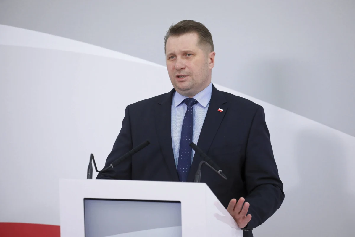 "Radziłbym się wsłuchiwać dokładnie w język polski, którym się posługuję, myślę, że dość precyzyjnie" – tak minister edukacji Przemysław Czarnek skomentował falę krytycznych komentarzy po jego głośnej wypowiedzi o otyłości wśród dzieci. Szef MEiN stwierdził, przypomnijmy, że problem otyłości narasta "zwłaszcza wśród dziewcząt".