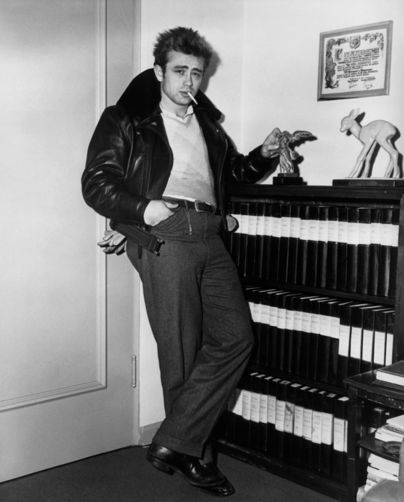 ​James Dean, obok Marilyn Monroe oraz Elvisa Presleya, jest jedną z ikon amerykańskiej kultury popularnej. Zginął w wieku zaledwie 24 lat. Ten "Buntownik bez powodu" wpisał się w poczet nieśmiertelnych gwiazd kina. 8 lutego przypada 90. rocznica urodzin aktora.