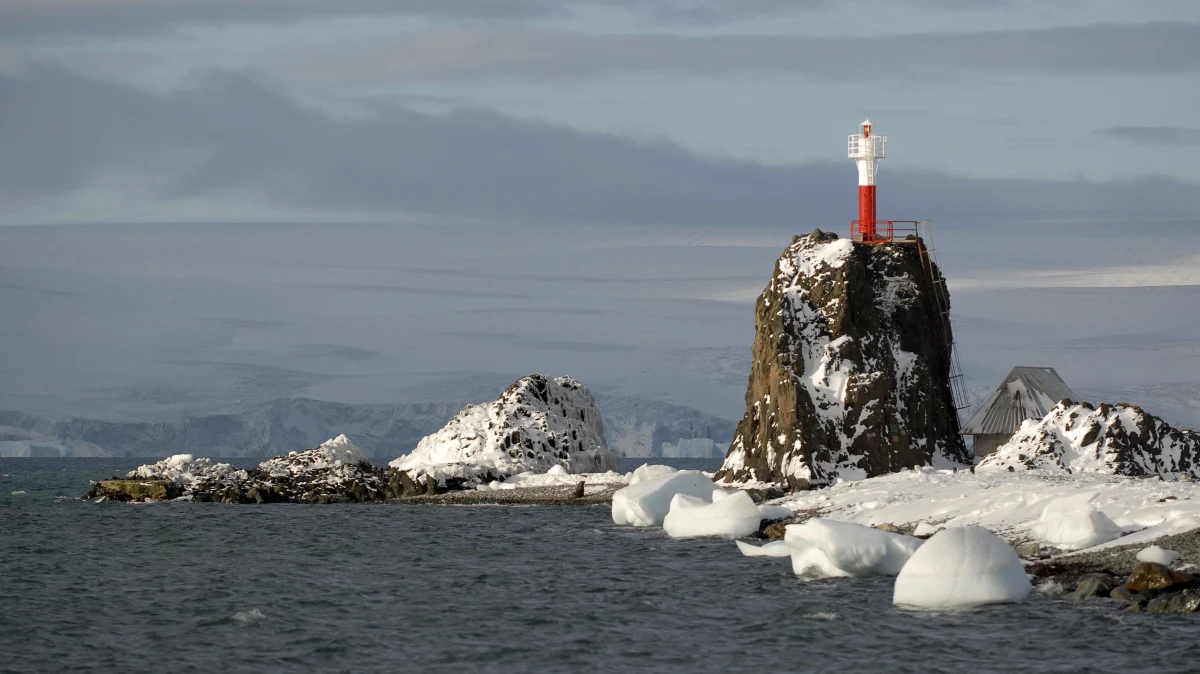 Polska rozpoczęła budowę nowej, trzykondygnacyjnej stacji naukowej w Antarktyce. Stanie ona na miejscu starej bazy na Wyspie Króla Jerzego - 120 km od brzegów kontynentu Antarktydy i 14 tys. km od Warszawy - pisze piątkowa "Gazeta Wyborcza". "To projekt życia" - przyznaje w rozmowie z gazetą kierownik projektu Hubert Maciejewski. 