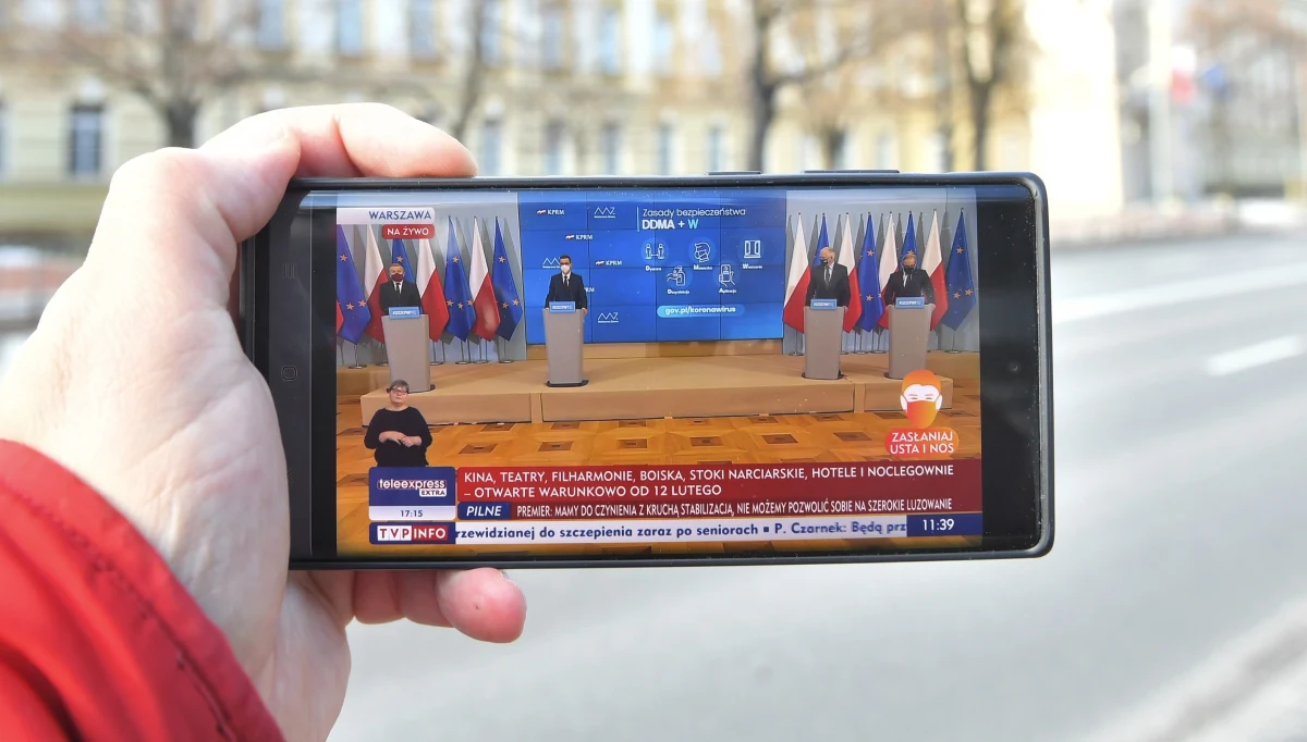 Musimy jeszcze przez kilka-kilkanaście tygodni wytrzymać okres trudnych restrykcji i ograniczeń po to, by nasze życie gospodarcze i społeczne wróciło na normalne tory - powiedział premier Mateusz Morawiecki. 