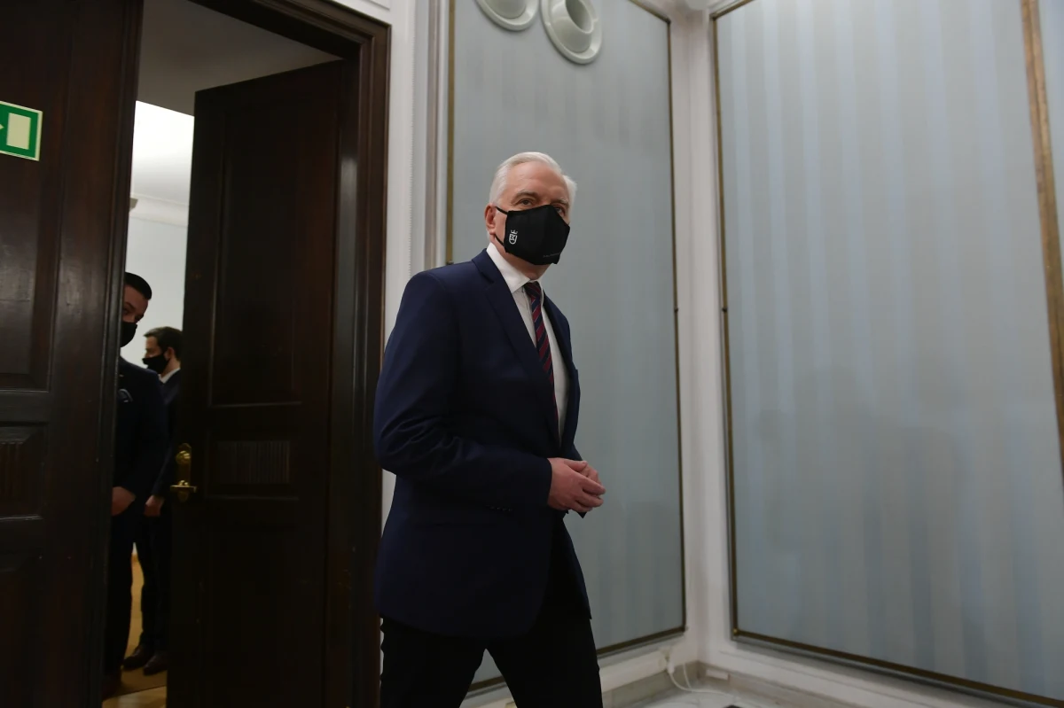 Po wieczornym spotkaniu władz partii wicepremiera Gowina nie jest jasne, kto właściwie kieruje partią. Kuriozalne jest już samo niezwrócenie uwagi na to, że kadencja prezesa upłynęła w kwietniu 2018, kolejne szczegóły możliwego rozłamu kompromitują Porozumienie jeszcze bardziej.