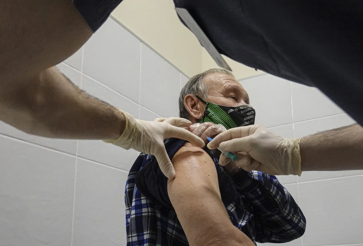 Jeśli senior nie prosił o pomoc w transporcie do punktu szczepień albo zaszczepienie u siebie w domu, a odbiera telefon z taką propozycją, ostrzegamy - to oszustwo. Taki telefon odebrał mieszkaniec Łodzi. Usłyszał, że na podanie drugiej dawki szczepionki do jego rodziców przyjedzie zespół medyczny.