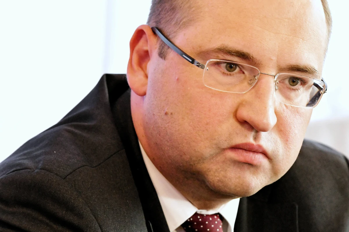 Adam Bielan - jako pełniący obowiązki prezesa Porozumienia - rozmawiał z Jarosławem Kaczyńskim i Mateuszem Morawieckim o współpracy w koalicji. Polityk utrzymuje, że to on będzie reprezentował Porozumienie na Radzie Koalicji. "Porozumienie stoi twardo na gruncie współpracy z naszymi partnerami. Rozmawiałem już z panem prezesem Jarosławem Kaczyńskim, panem premierem Mateuszem Morawieckim i zadeklarowałem im, że nic się nie zmienia, jeśli chodzi o politykę Porozumienia w tym względzie" - mówi Bielan w rozmowie z dziennikarzem RMF FM Patrykiem Michalskim. 