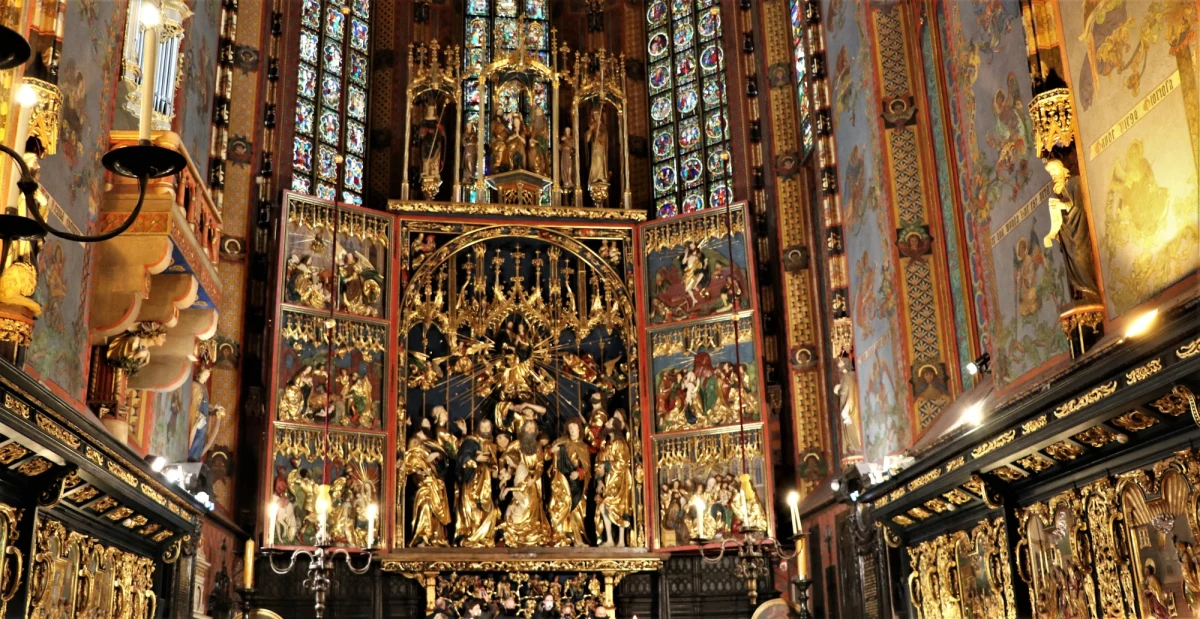 Mistrz Wit Stwosz tworzył ołtarz w Bazylice Mariackiej w Krakowie 12 lat. Jego ostatnia konserwacja zajęła ponad 6 lat. Od dziś każdy może podziwiać ołtarz dłuta mistrza gotyku w odrestaurowanej i odświeżonej wersji. XV-wieczny zabytek mierzy 11 na 13 metrów. Największe figury mają prawie 3 metry wysokości. W sumie jest ich 200, a ich twarze mają rysy krakowskich mieszczan. Sam mistrz na stworzeniu działa zarobił krocie, potem zbankrutował i okrył się hańbą. Do końca życia przypominały mu o tym wypalone żelazem na policzkach znamiona.  