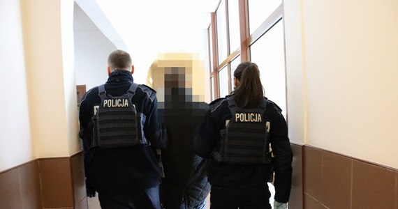 Policjanci z Lubina na Dolnym Śląsku uwolnili 36-latkę, która była przetrzymywana wbrew swojej woli w jednym z domów w tym mieście. Zatrzymano partnera kobiety oraz jego kolegę.