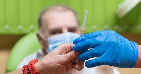 Co zrobić między przyjęciem kolejnych dawek szczepionki przeciwko koronawirusowi? To jedno z pytań, jakie dostajemy od Was. Na bieżąco dopytujemy o odpowiedzi ekspertów.