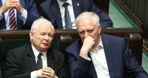 W środku ostrego konfliktu o władzę wewnątrz Porozumienia prezes PiS Jarosław Kaczyński spotkał się z Jarosławem Gowinem: to nieoficjalne ustalenia Polskiej Agencji Prasowej. Część członków Porozumienia, przypomnijmy, podważa przywództwo Gowina: przekonują, że zgodnie ze statutem partii, wicepremier nie jest już szefem formacji, a obowiązki prezesa pełni obecnie Adam Bielan. On sam ujawnił dzisiaj w rozmowie z RMF FM, że jako p.o. prezesa rozmawiał już z Jarosławem Kaczyńskim i premierem Mateuszem Morawieckim. PAP cytuje tymczasem "polityka z otoczenia" prezesa PiS, który twierdzi, że najbliższe spotkanie Rady Koalicji Zjednoczonej Prawicy ma odbyć się "w składzie stałym, z wicepremierem Jarosławem Gowinem".