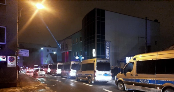 Policja zatrzymała właściciela jednego z klubów w Rybniku. To w pobliżu tego lokalu - w ubiegłą sobotę - doszło do starć z policją. W sobotę mężczyzna ma zostać przesłuchany. Otworzył lokal mimo obowiązujących obostrzeń. 