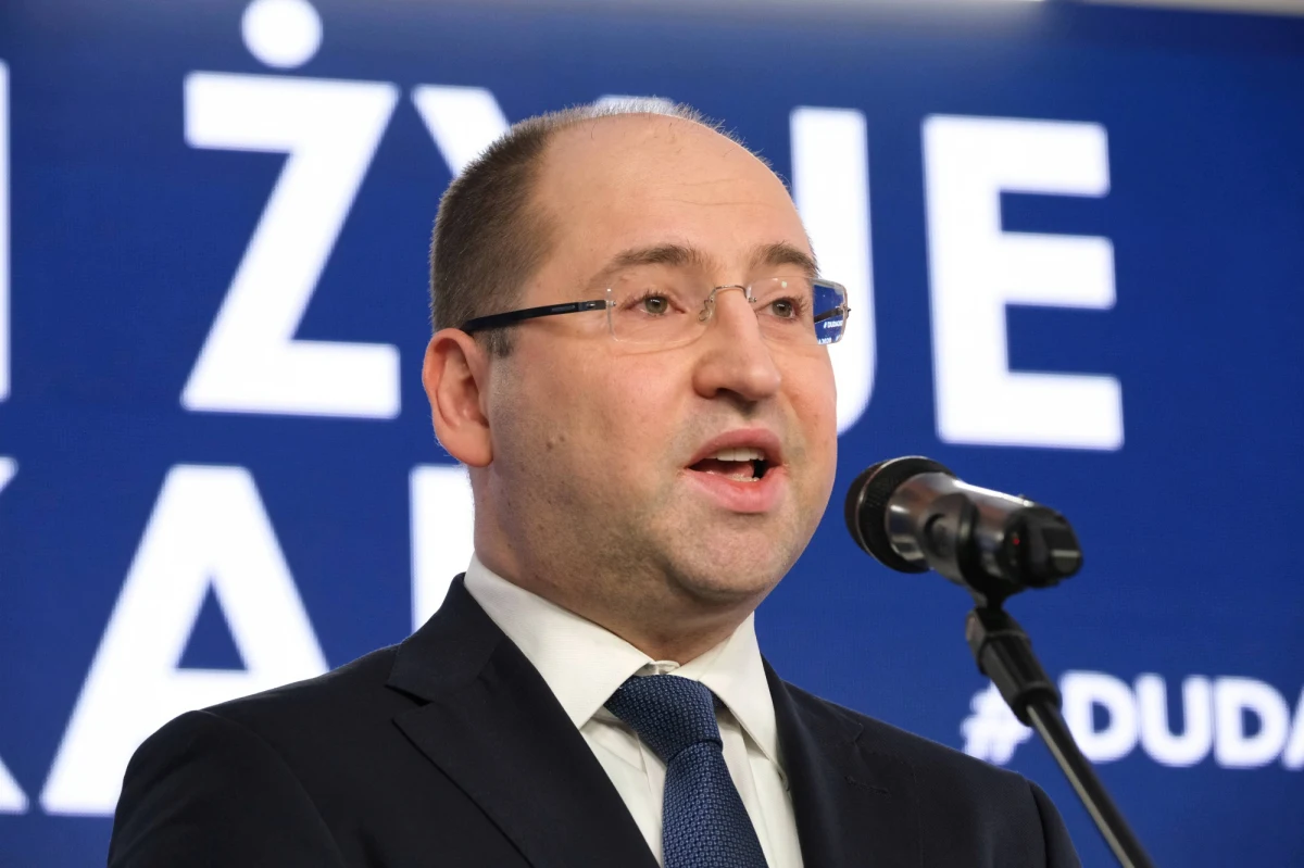 "Koalicja rządowa absolutnie nie jest zagrożona" - powiedział Adam Bielan odnosząc się do konfliktu w Porozumieniu. "Rozmawiałem z prezesem PiS, z premierem i przekazałem im stanowisko władz Porozumienia, które zamierza nadal być członkiem Zjednoczonej Prawicy" - podkreślił.