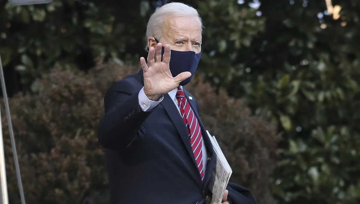 Prezydent Joe Biden bronił w piątek pakietu pomocowego w dobie Covid-19 o wartości 1,9 biliona dolarów. Argumentował, że republikańskie wysiłki w celu znacznego okrojenia tej kwoty tylko przedłużyłyby okres powrotu gospodarki do pełnego zatrudnienia.