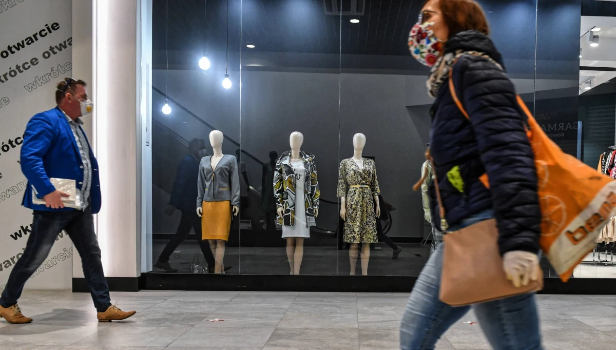 To nie poszczególne miejsca rozsiewają wirusa, tylko robią to ludzie - powiedział PAP wirusolog prof. Włodzimierz Gut. Jak zauważył, jeśli ludzie zachowają rozsądek, to poluzowanie obostrzeń nie przyniesie wzrostu zakażeń.